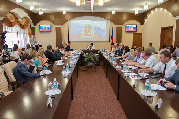 Депутаты Владимирского законодательного собрания и Ивановской областной думы обменялись опытом и обсудили вопросы системы обращения с твердыми коммунальными отходами, реализации программ по переселению граждан из аварийного жилья и капитального ремонта мн
