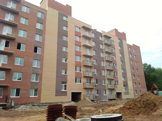 В городе Ярославле в рамках национального проекта «Жилье и городская среда» ведется строительство 83-квартирного дома, в который из аварийного жилищного фонда переедут 220 человек
