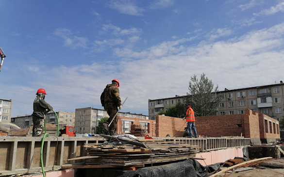 В городе Ачинске Красноярского края для переселения из аварийного жилья порядка 320 граждан продолжается строительство двух многоквартирных домов