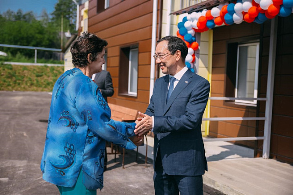 Глава Республики Саха (Якутия) Айсен Николаев вручил ключи от новых квартир 12 семьям, проживавшим в аварийном жилищном фонде