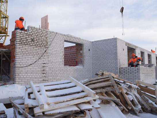 В городе Вологде ведется строительство многоквартирного дома, в который из аварийного жилищного фонда в рамках национального проекта «Жилье и городская среда» переедут более 200 семей