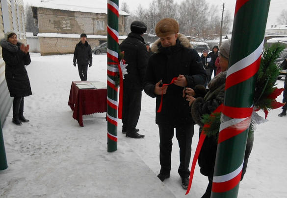 В городе Омутнинске Кировской области вручили ключи от новых квартир гражданам, ранее проживавшим в аварийном жилье