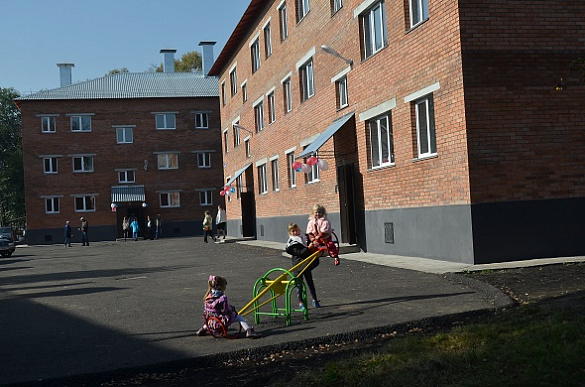 В городе Прокопьевске Кемеровской области 53 семьи получили ключи от новых квартир в рамках реализации программы по переселению граждан из аварийного жилищного фонда