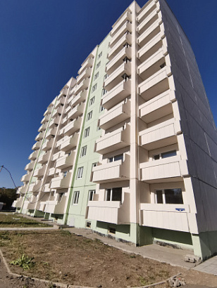 В городе Омске приобретены 16 квартир, в которые из аварийного жилищного фонда в рамках национального проекта «Жилье и городская среда» переедут 44 человека 