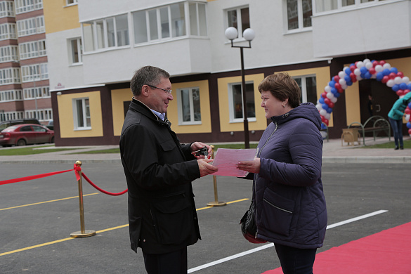 В городе Тобольске Тюменской области 16 семей получили ключи от новых квартир в рамках реализации программы по переселению граждан из аварийного жилищного фонда