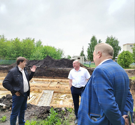 В Курской области началось строительство трех многоквартирных домов, в которые до конца 2022 года планируется переселить из аварийного жилья 55 семей