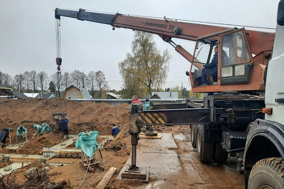 В поселке Октябрьском Кировской области началось строительство дома, в который из аварийного жилищного фонда переедут 30 человек