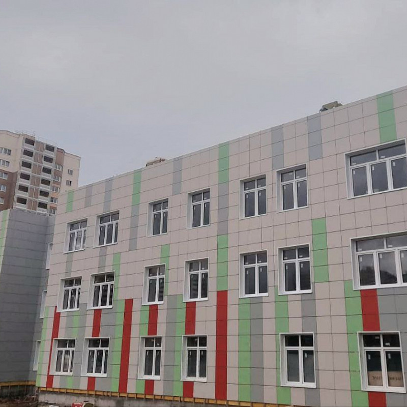 Фонд развития территорий завершает кровельные и фасадные работы в детском саду в Домодедове