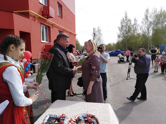 В городском округе Луховицы Московской области более 100 человек, ранее проживавших в аварийных домах, получили ключи от новых квартир