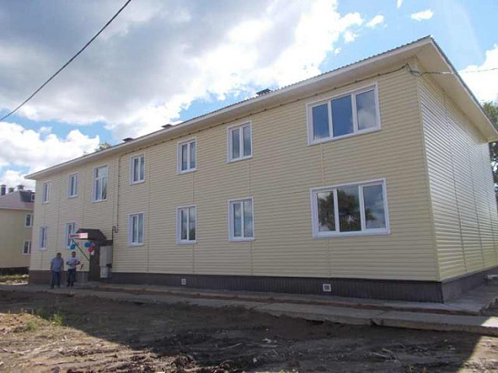 В поселке Опарино Кировской области 11 семей, проживавших в аварийном жилье, получили ключи от новых квартир