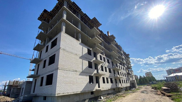 В городе Архангельске продолжается строительство многоквартирного дома, в который из аварийного жилищного фонда в рамках национального проекта «Жилье и городская среда» переедут 867 человек