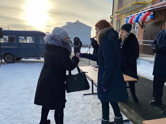 В городе Тутаеве Ярославской области гражданам, проживавшим в аварийном жилье, вручили ключи от новых квартир