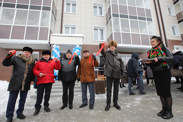 В городе Новоуральске Свердловской области 74 семьи, ранее проживавшие в аварийном жилье, получили ключи от новых квартир