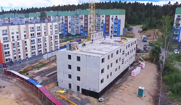В городе Петрозаводске Республики Карелия в рамках национального проекта «Жилье и городская среда» продолжается строительство многоквартирного дома, в который в конце 2022 года из аварийного жилья переедут 117 человек