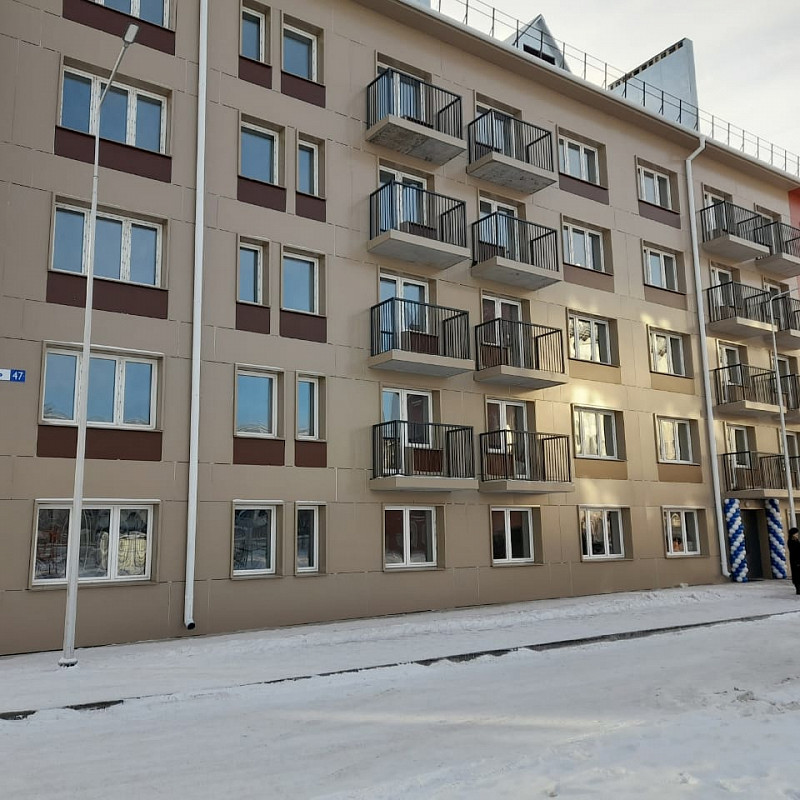 108 человек переезжают из аварийных домов в новое жилье в Ачинске Красноярского края 