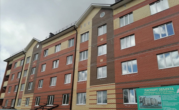 В городе Краснокамске Пермского края завершено строительство многоквартирного дома, в который из аварийного жилья переедут 111 человек