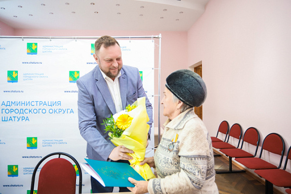 В городском округе Шатуре Московской области вручили первые сертификаты на приобретение нового жилья гражданам, проживающим в аварийных домах 