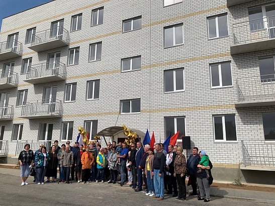 Более 100 жителей аварийных домов получили ключи от новых квартир в Средней Ахтубе Волгоградской области