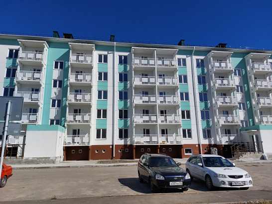 В городе Омске граждане, проживающие в аварийных домах, получили ключи от новых квартир